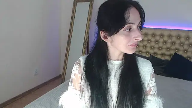 HayleyMills online show from October 28, 2025, 11:25 am