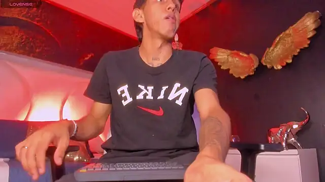 LIAM STONNE  online show from November 5, 2025, 7:36 pm