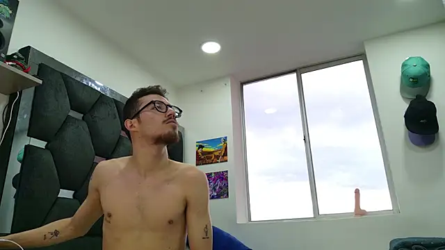 Snapshot of J-Moo chatting on November 19, 2025, 10:10 pm J-Moo online show from November 19, 2025, 10:10 pm