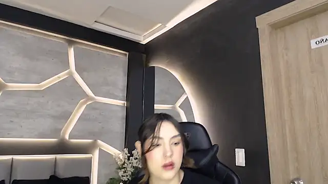 DakotaRussell  online show from December 2, 2025, 11:04 am