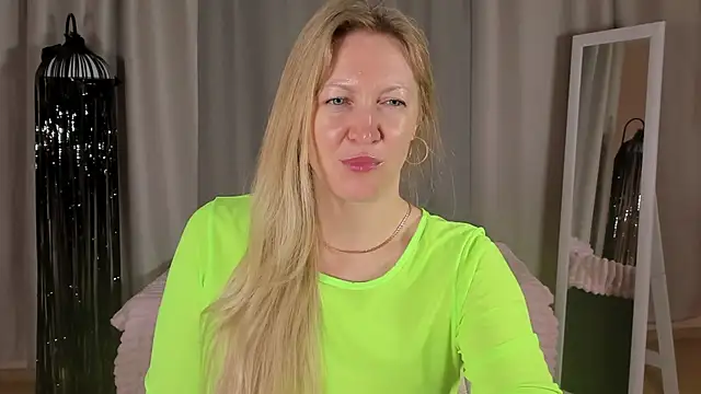 Snapshot of Suga_Eva chatting on November 5, 2025, 1:05 am Suga Eva online show from November 5, 2025, 1:05 am