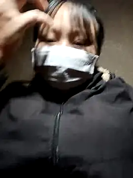 yoyo-mi online show from November 28, 2025, 1:52 am