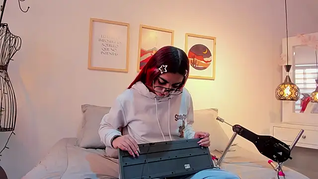 venusevanss online show from November 4, 2025, 11:31 am