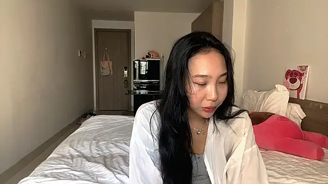 LizParadiz online show from October 31, 2025, 6:25 am