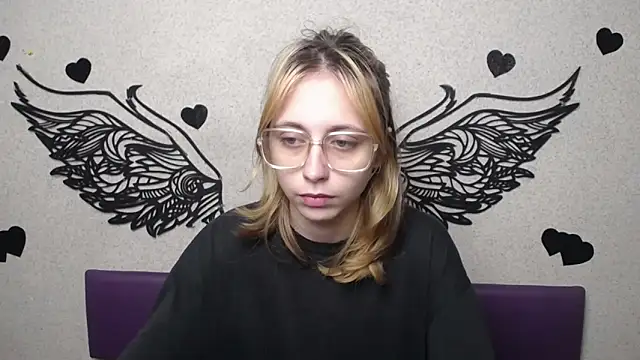 TracyLll online show from November 21, 2025, 12:15 pm