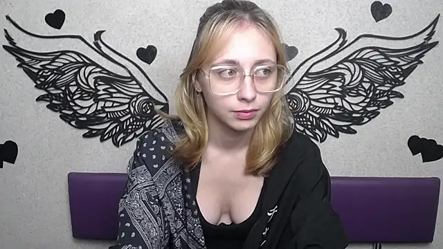 TracyLll online show from December 5, 2025, 6:22 am