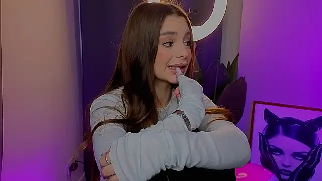 LauraHansil online show from April 7, 2026, 7:14 pm