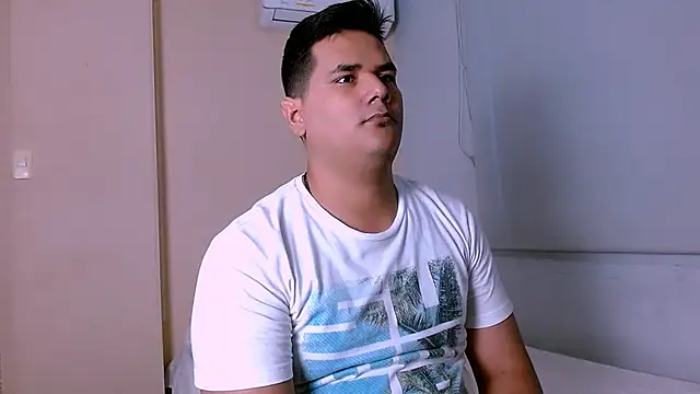 KingMoreno1 online show from November 4, 2025, 1:32 pm