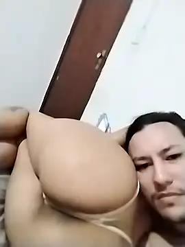 Iasmimbuttercup online show from November 7, 2025, 2:33 am