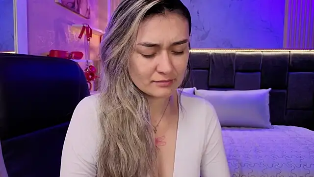 Im-Lola online show from November 21, 2025, 8:18 pm