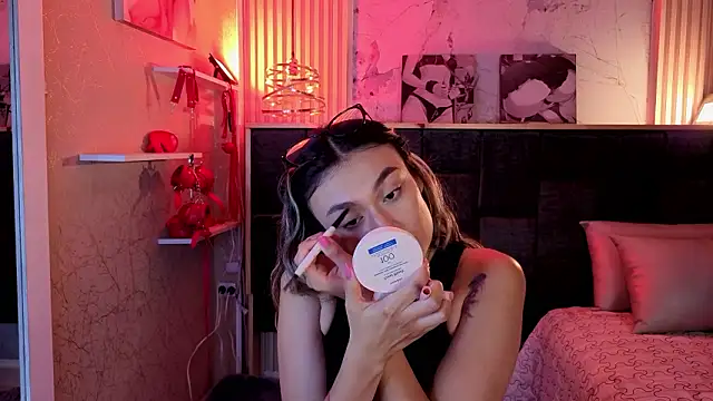 Snapshot of Im-Lola chatting on February 21, 2026, 8:43 pm Im-Lola online show from February 21, 2026, 8:43 pm