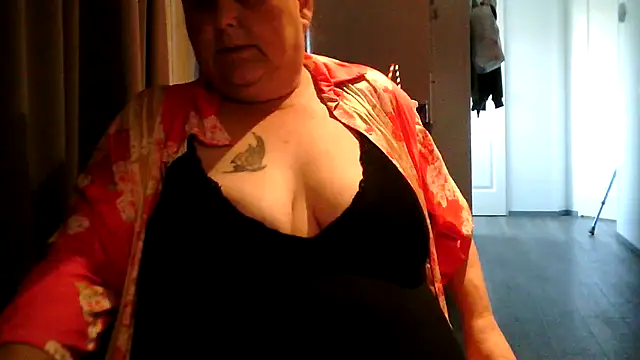 Sylviastar46 online show from June 4, 2026, 6:36 pm