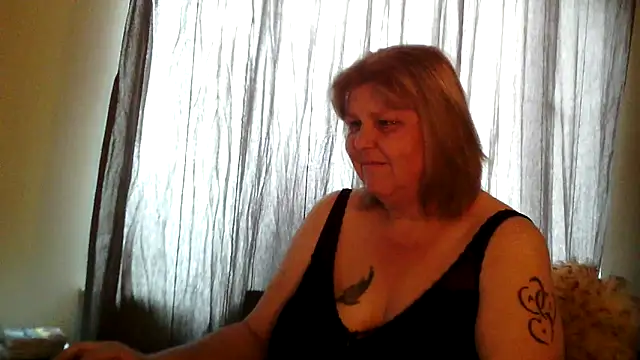 Sylviastar46 online show from June 10, 2026, 3:33 pm