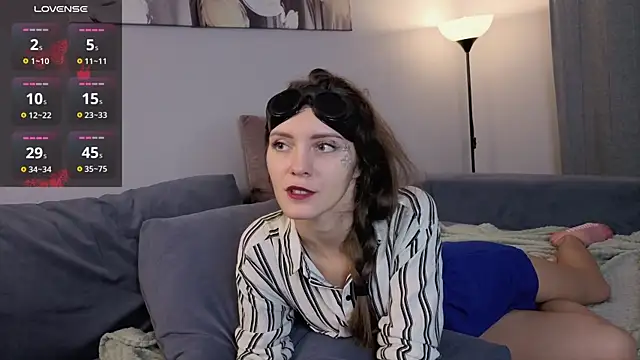 Snapshot of LauraYoungg chatting on October 31, 2025, 7:37 pm LauraYoungg online show from October 31, 2025, 7:37 pm