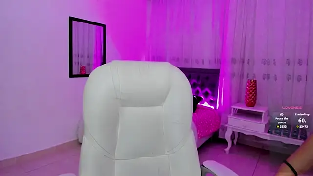 Luna Jonnes1 online show from June 17, 2026, 7:37 pm