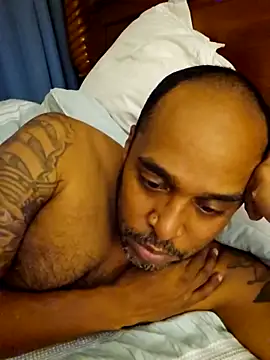 Snapshot of TraddyZaddy chatting on October 31, 2025, 3:51 am TraddyZaddy online show from October 31, 2025, 3:51 am