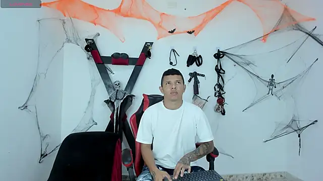 Steven19 LatinBoy online show from October 30, 2025, 12:06 pm