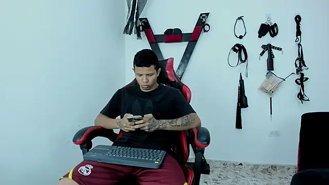 Steven19 LatinBoy online show from November 5, 2025, 11:43 am