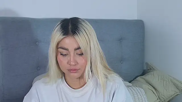 Elina Hills online show from December 4, 2025, 2:04 pm