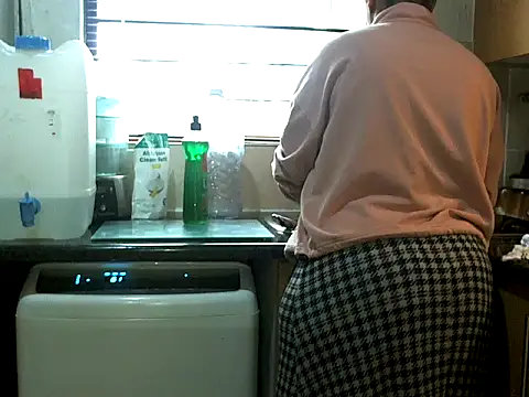 Snapshot of NewBeginnings8 chatting on November 3, 2025, 6:14 am NewBeginnings8 online show from November 3, 2025, 6:14 am