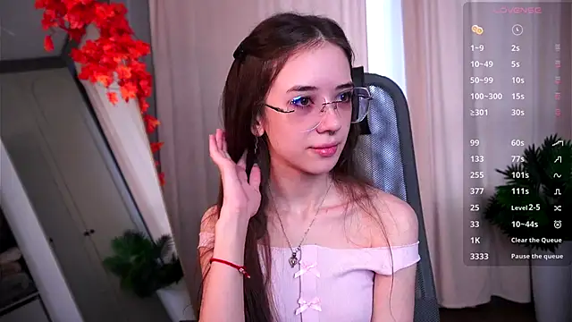 tinyanie online show from November 19, 2025, 6:02 am