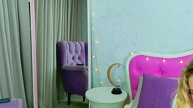 Barbie Kris   online show from December 21, 2025, 1:13 am