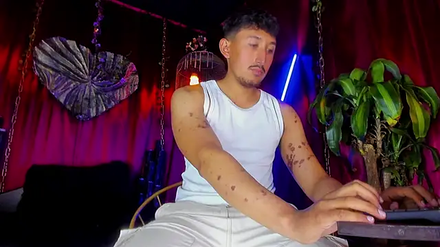 Snapshot of x_heros_x chatting on November 1, 2025, 3:14 pm x heros x online show from November 1, 2025, 3:14 pm