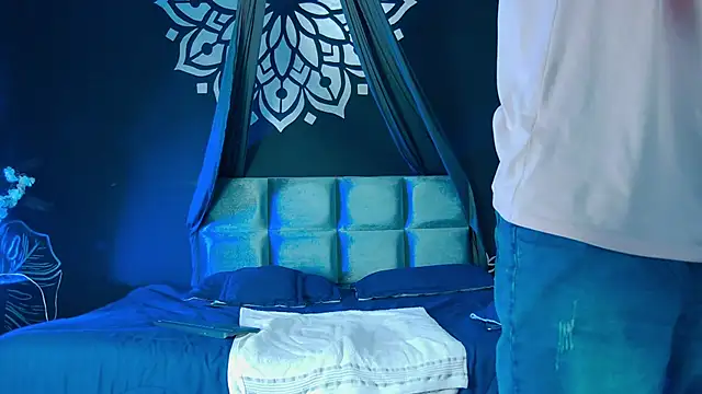 AlessioVitale online show from December 22, 2025, 12:02 pm