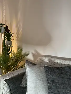 HotLdyllic online show from April 17, 2026, 2:20 pm