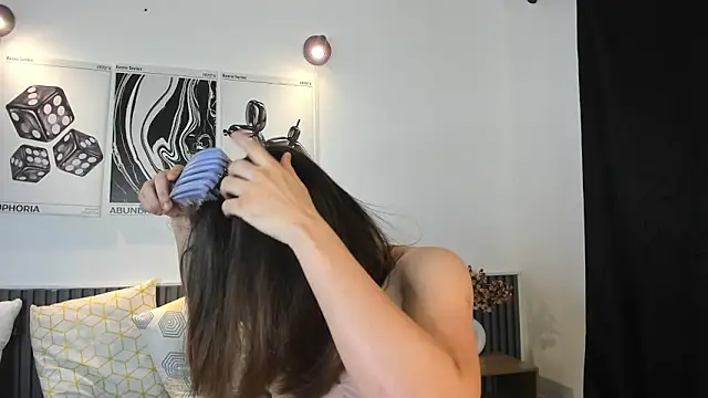 Cloe Bonne online show from November 12, 2025, 7:46 pm