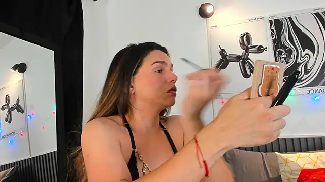 Cloe Bonne online show from December 21, 2025, 8:05 pm