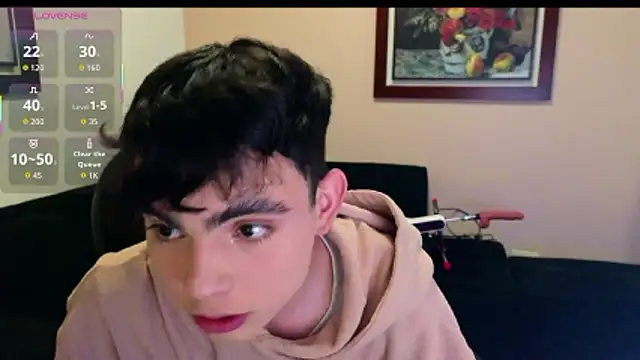 Snapshot of petitegigant33 chatting on November 4, 2025, 12:32 am petitegigant33 online show from November 4, 2025, 12:32 am