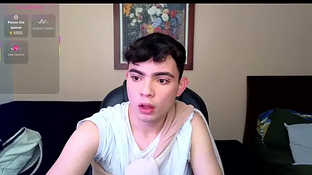 Snapshot of petitegigant33 chatting on November 6, 2025, 1:34 pm petitegigant33 online show from November 6, 2025, 1:34 pm