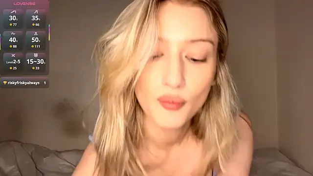 Snapshot of EtsukoDerx chatting on November 4, 2025, 5:45 pm EtsukoDerx online show from November 4, 2025, 5:45 pm