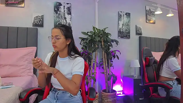 kendra london online show from November 25, 2025, 11:21 am