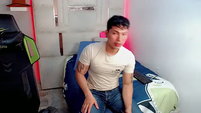 Maynowandchloe  online show from November 4, 2025, 12:48 pm