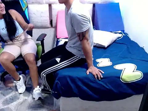 Maynowandchloe  online show from November 6, 2025, 1:12 pm