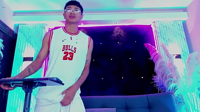 Yilmer hot online show from November 5, 2025, 1:33 pm