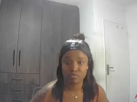 Cherry-OnTop online show from November 2, 2025, 10:28 am