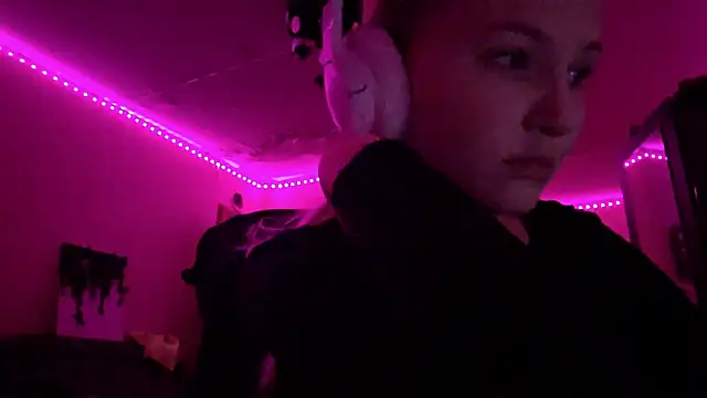 KarinRobertson online show from November 16, 2025, 8:14 pm