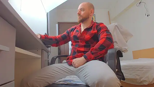 Ryanstone  online show from April 3, 2026, 5:27 am