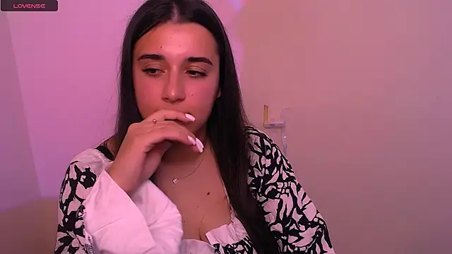 Snapshot of AlinaDoll_ chatting on November 4, 2025, 10:14 am AlinaDoll online show from November 4, 2025, 10:14 am