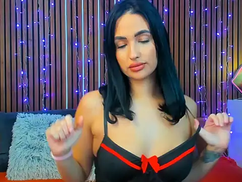 Snapshot of CamillaParis25 chatting on November 26, 2025, 2:18 pm CamillaParis25 online show from November 26, 2025, 2:18 pm
