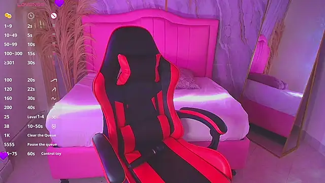 sarahrousse  online show from November 3, 2025, 7:59 pm