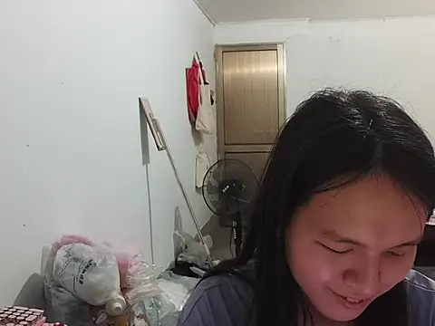 Snapshot of RebelAura chatting on April 30, 2026, 12:33 pm RebelAura online show from April 30, 2026, 12:33 pm