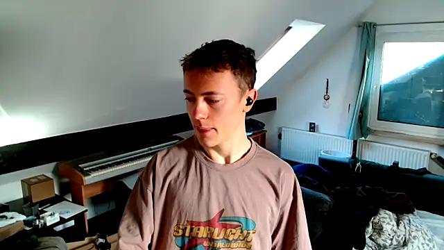 tomtimon11 online show from November 5, 2025, 8:36 am