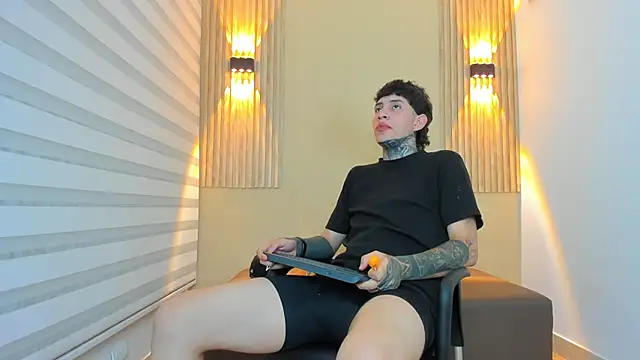 DANTE ARMSTRONG online show from November 13, 2025, 4:00 am