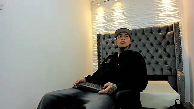 DANTE ARMSTRONG online show from December 19, 2025, 3:46 am