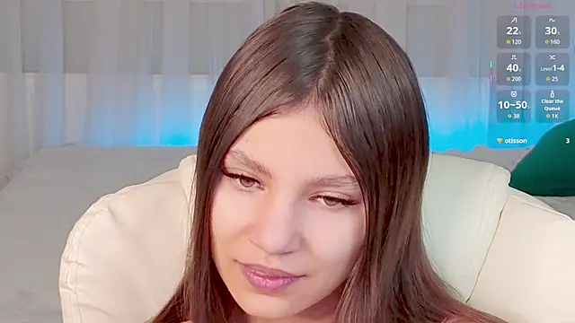 Little  Lunaa online show from December 18, 2025, 10:43 am