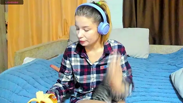 Eva purrr  online show from December 5, 2025, 1:25 am